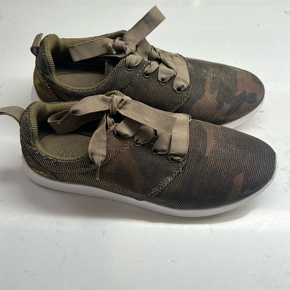 Gianni Bini‎ Iridescent Camo Fashion Sneakers Women’s Size 7